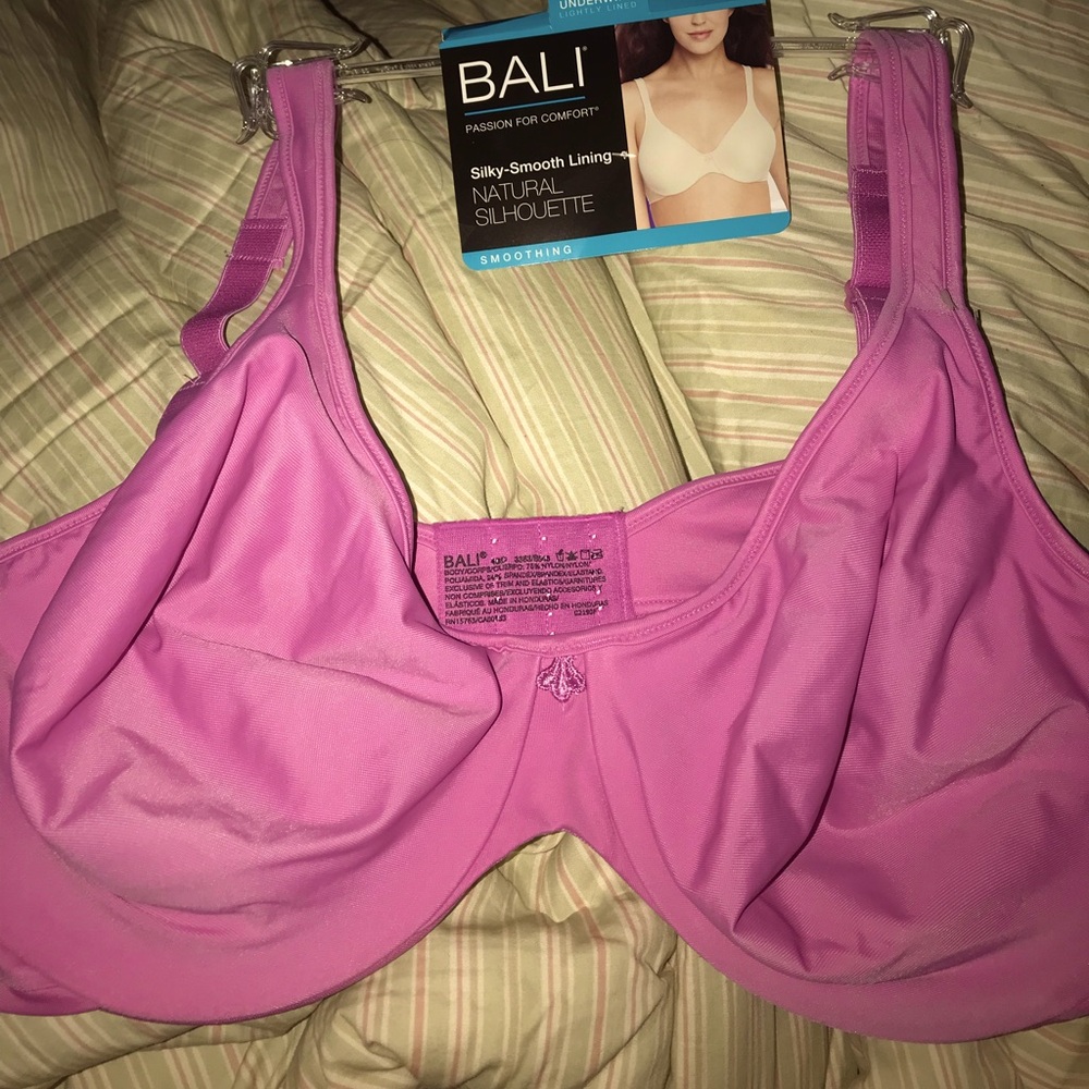Pink/Beige/Black Bali smoothing, Underwire Bra with butter soft lining. 40D. NWT